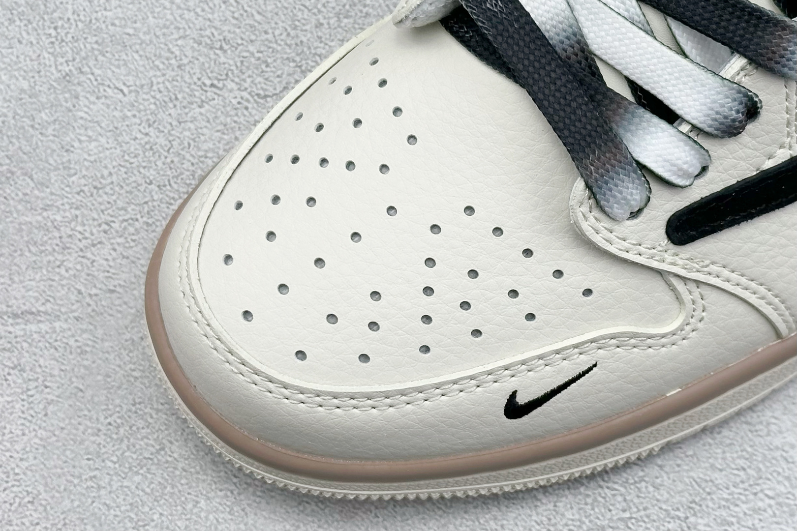 XC版 Travis Scott x Fragment Design x Air Jordan 1 Low OG SP AJ1 乔1 闪电联名-米黑双拼底 低帮文化休闲板鞋 CF3688-018