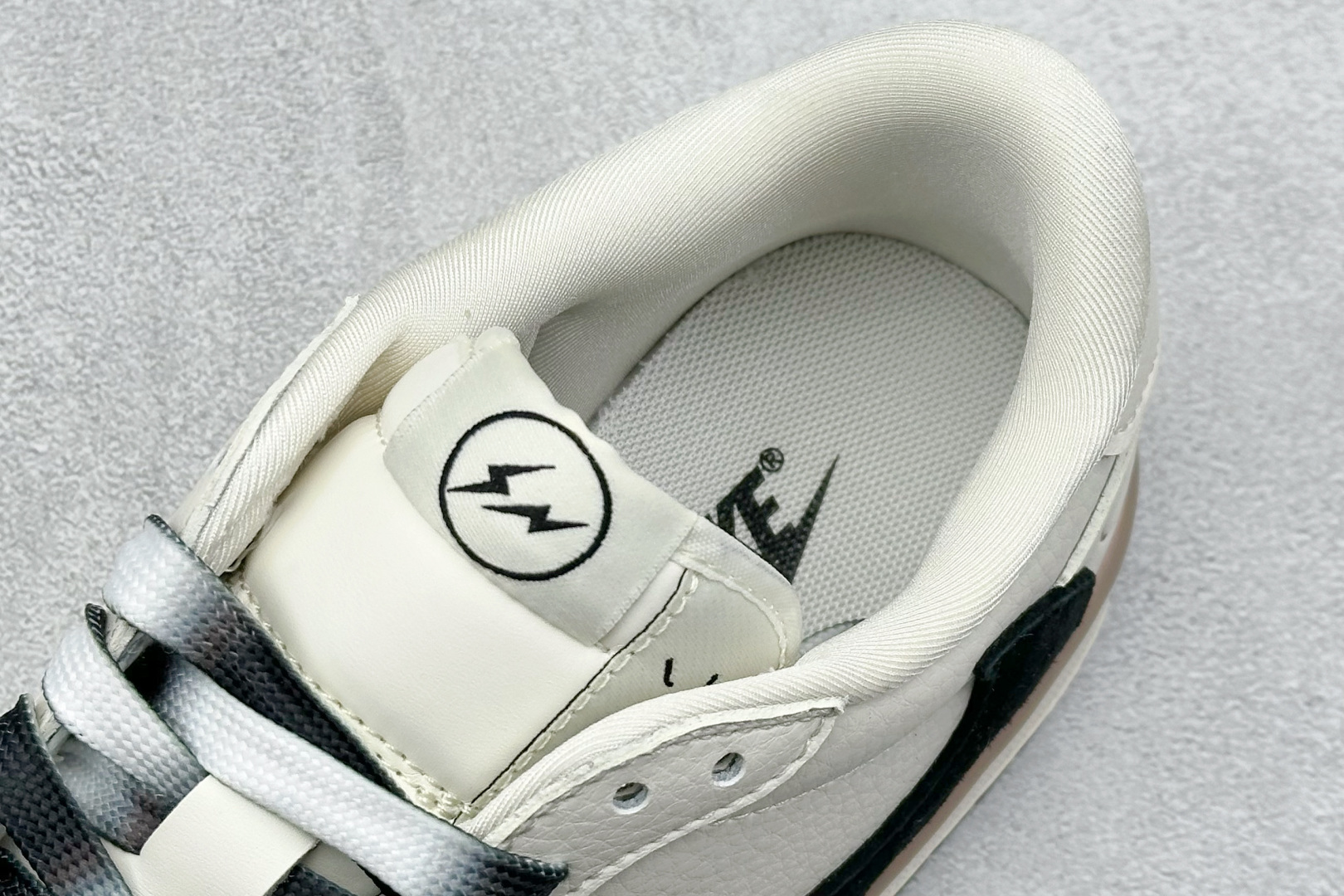 XC版 Travis Scott x Fragment Design x Air Jordan 1 Low OG SP AJ1 乔1 闪电联名-米黑双拼底 低帮文化休闲板鞋 CF3688-018