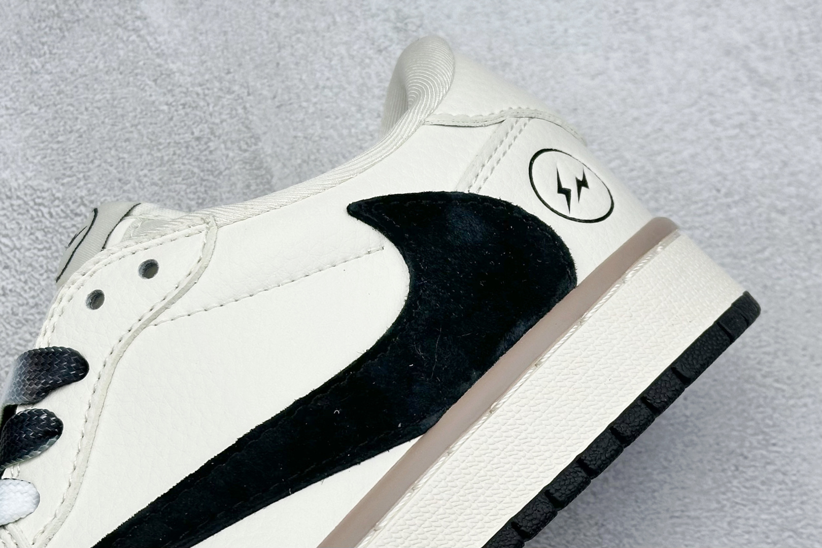 XC版 Travis Scott x Fragment Design x Air Jordan 1 Low OG SP AJ1 乔1 闪电联名-米黑双拼底 低帮文化休闲板鞋 CF3688-018