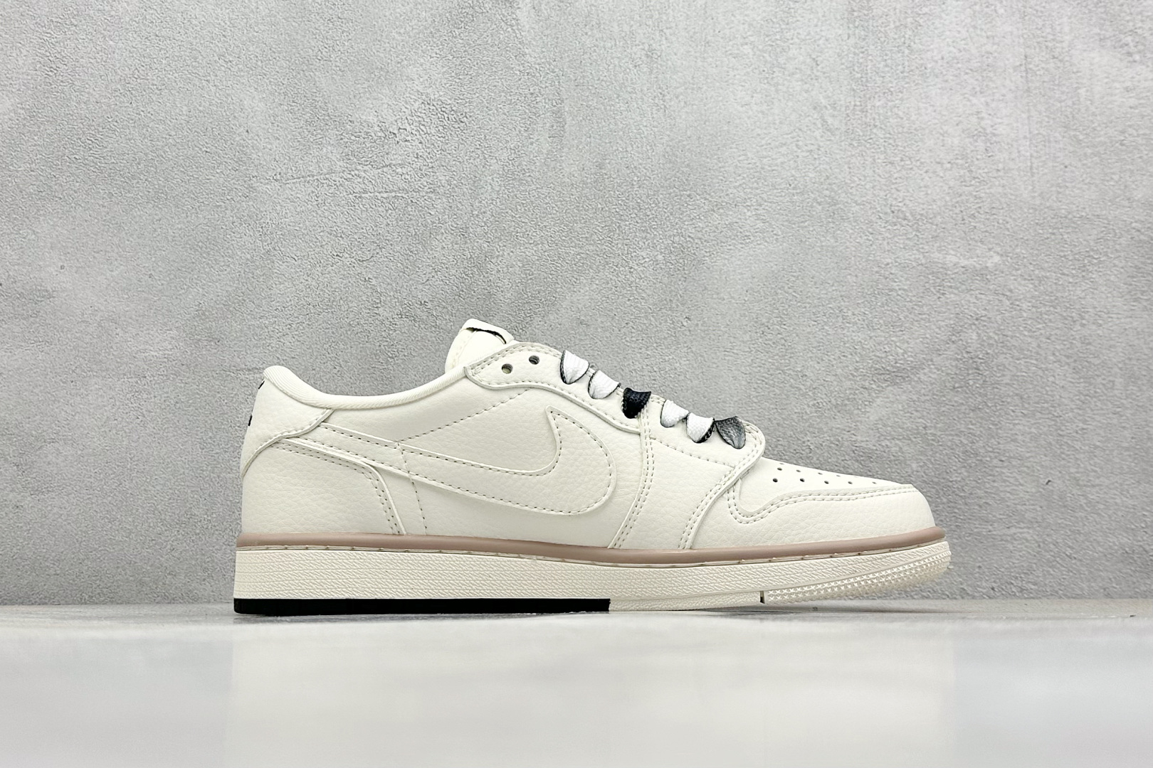 XC版 Travis Scott x Fragment Design x Air Jordan 1 Low OG SP AJ1 乔1 闪电联名-米黑双拼底 低帮文化休闲板鞋 CF3688-018