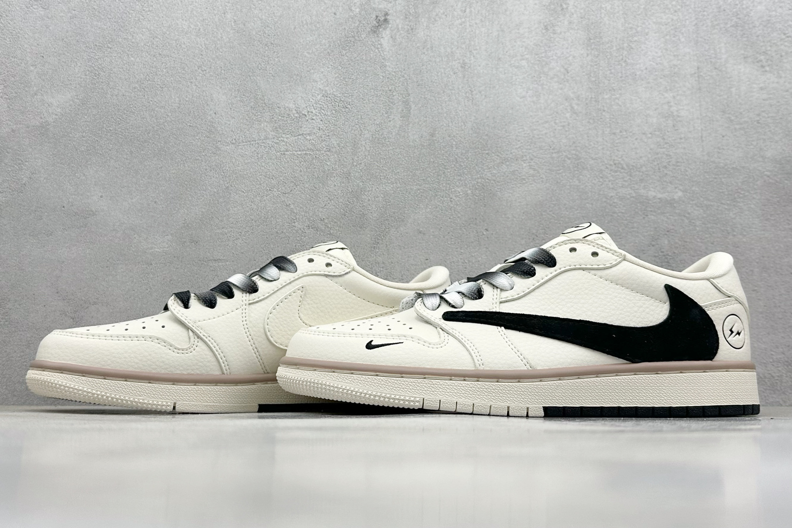 XC版 Travis Scott x Fragment Design x Air Jordan 1 Low OG SP AJ1 乔1 闪电联名-米黑双拼底 低帮文化休闲板鞋 CF3688-018