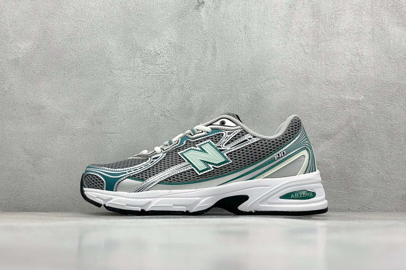  
A版 New Balance NB740 轻便复古休闲运动跑步鞋
全鞋身以网格布作为基地，在细节部分