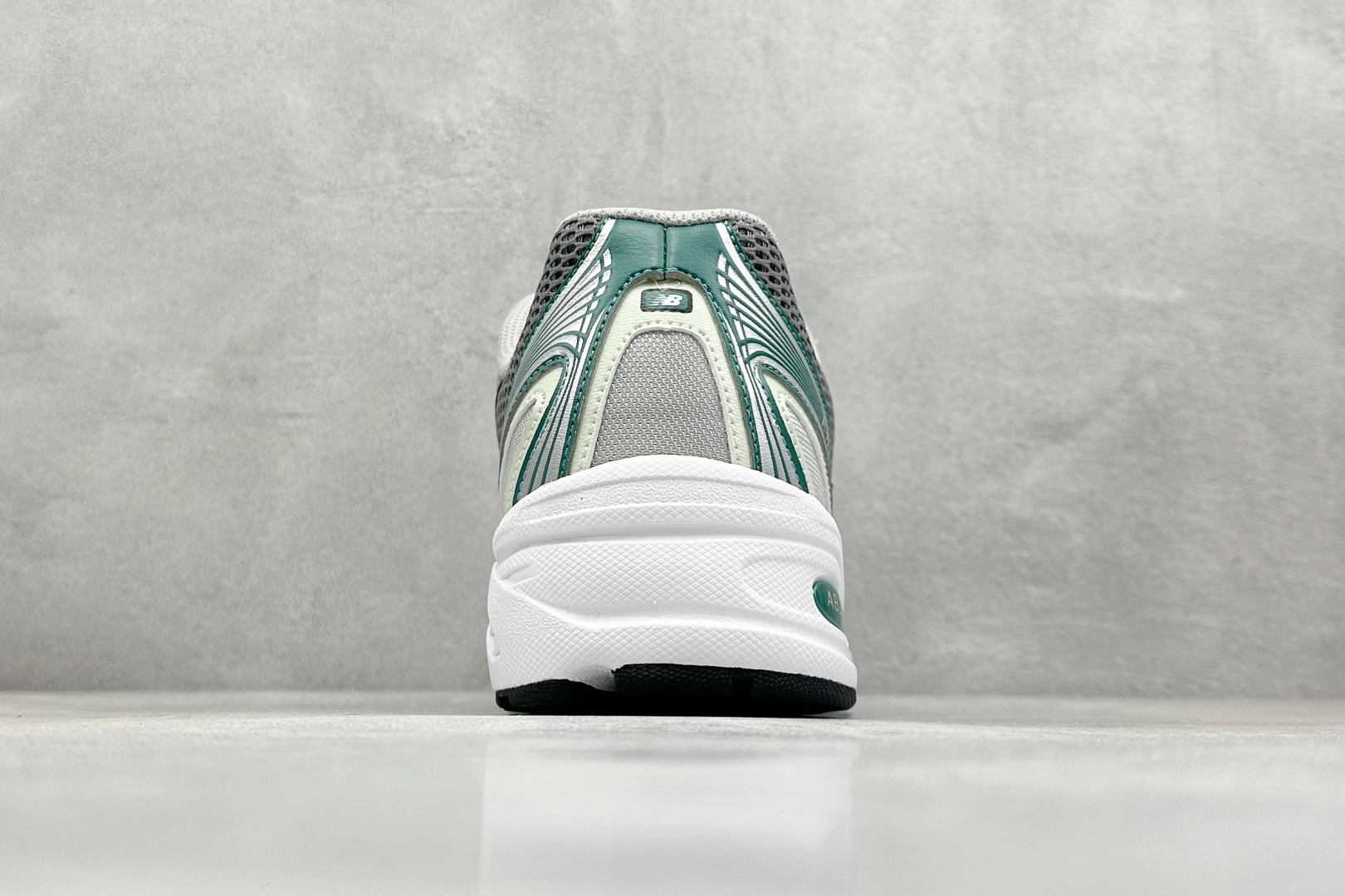  
A版 New Balance NB740 轻便复古休闲运动跑步鞋
全鞋身以网格布作为基地，在细节部分