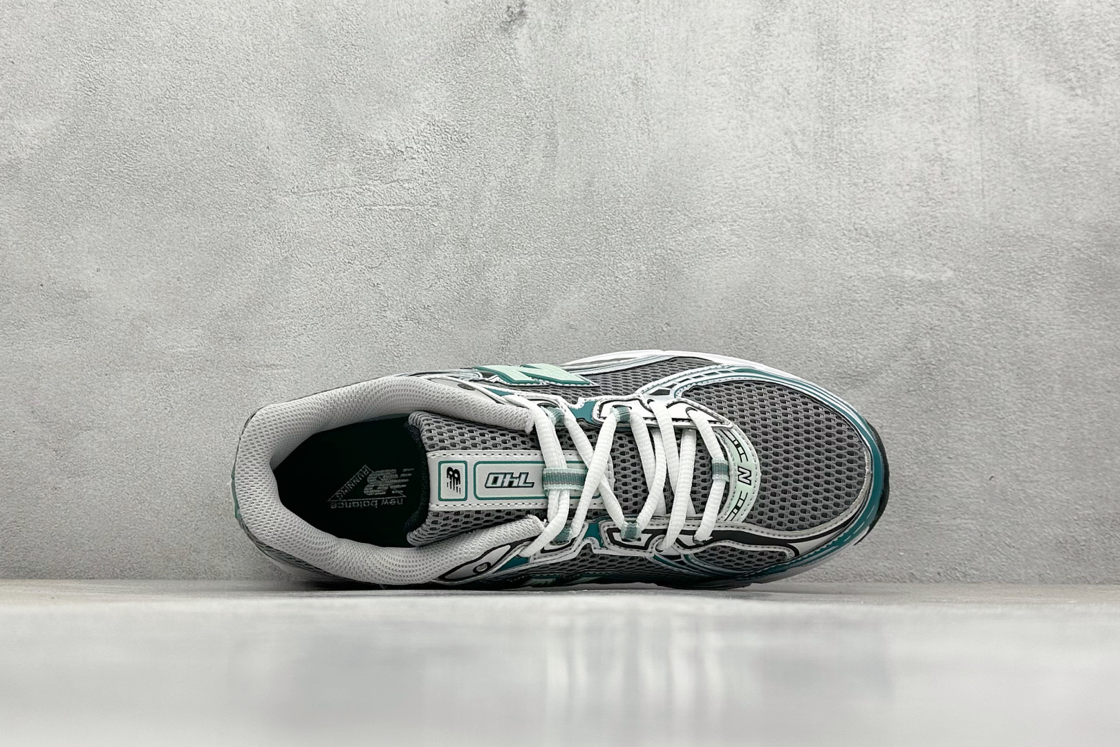  
A版 New Balance NB740 轻便复古休闲运动跑步鞋
全鞋身以网格布作为基地，在细节部分
