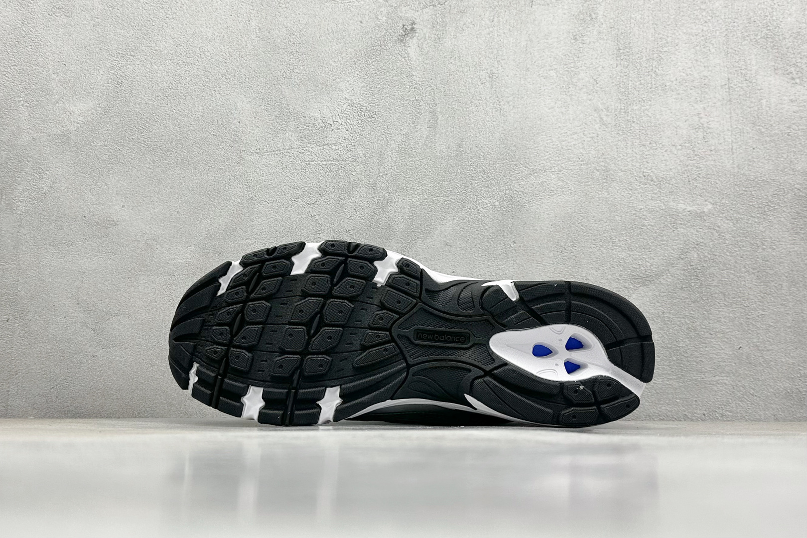  
A版 New Balance NB740 轻便复古休闲运动跑步鞋
全鞋身以网格布作为基地，在细节部分