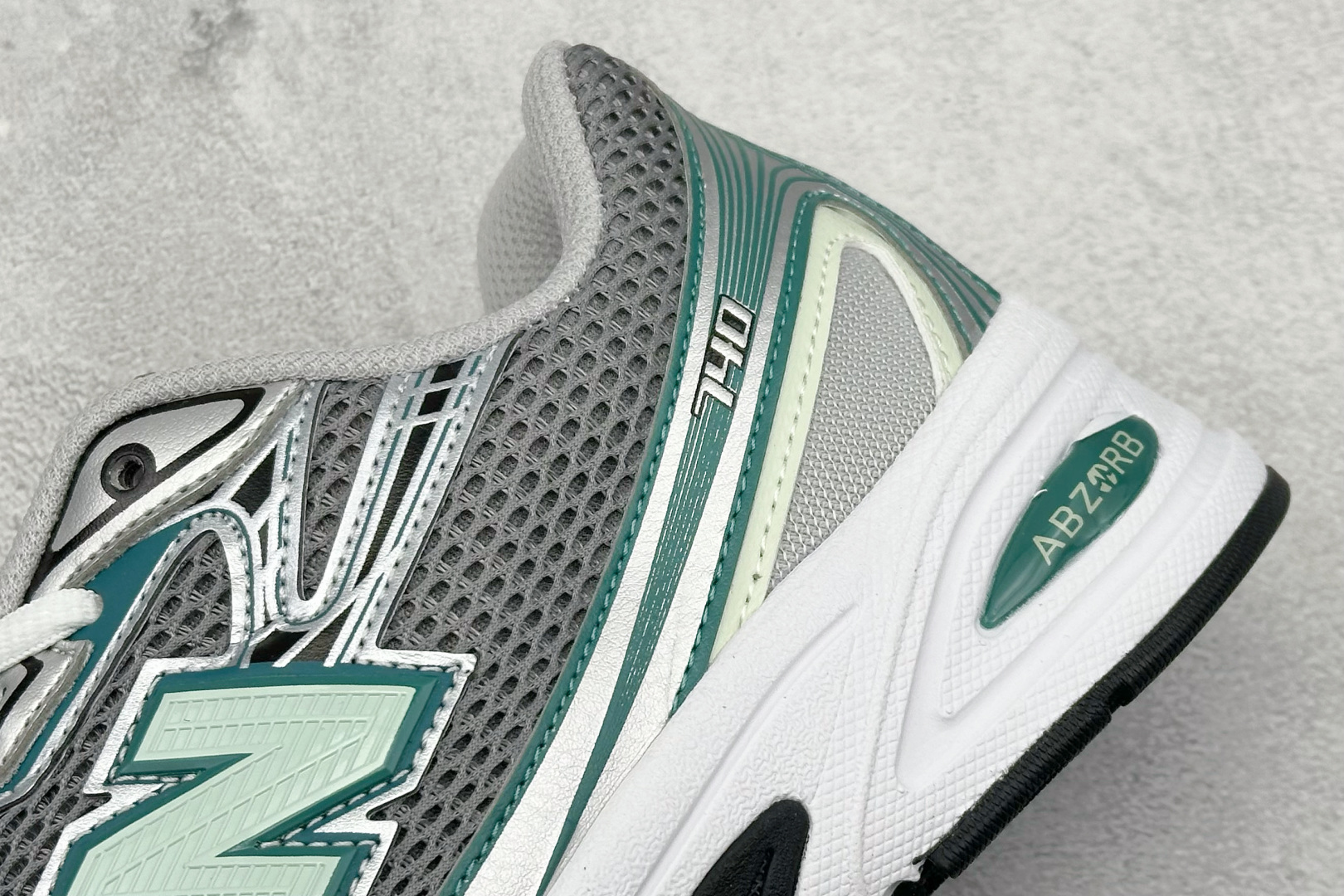  
A版 New Balance NB740 轻便复古休闲运动跑步鞋
全鞋身以网格布作为基地，在细节部分