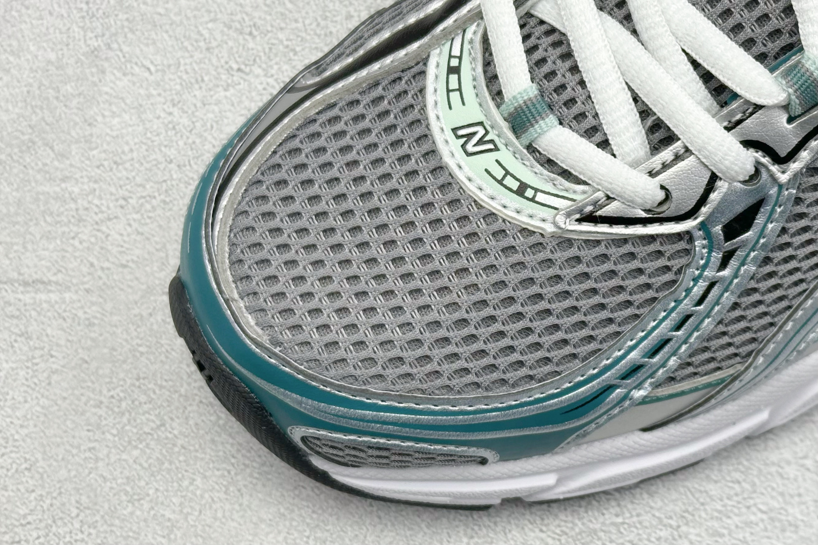  
A版 New Balance NB740 轻便复古休闲运动跑步鞋
全鞋身以网格布作为基地，在细节部分