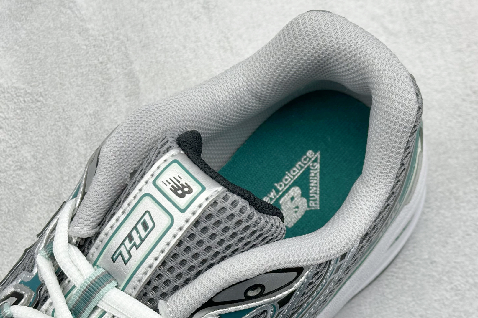  
A版 New Balance NB740 轻便复古休闲运动跑步鞋
全鞋身以网格布作为基地，在细节部分