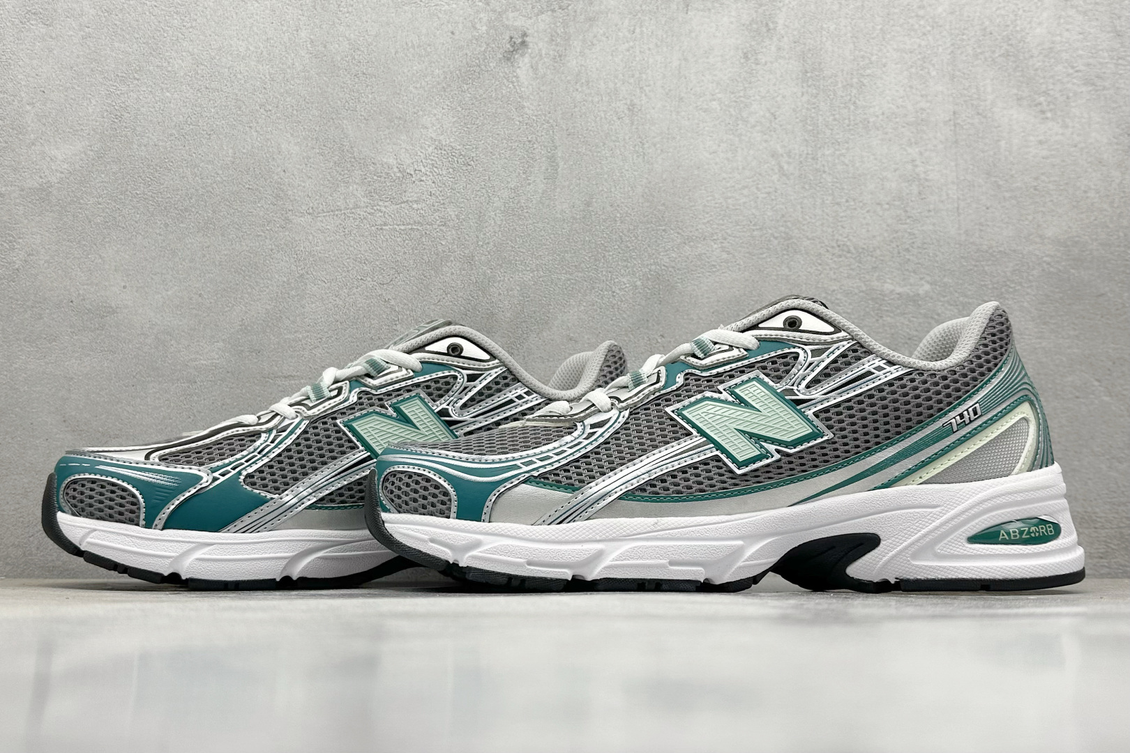  
A版 New Balance NB740 轻便复古休闲运动跑步鞋
全鞋身以网格布作为基地，在细节部分