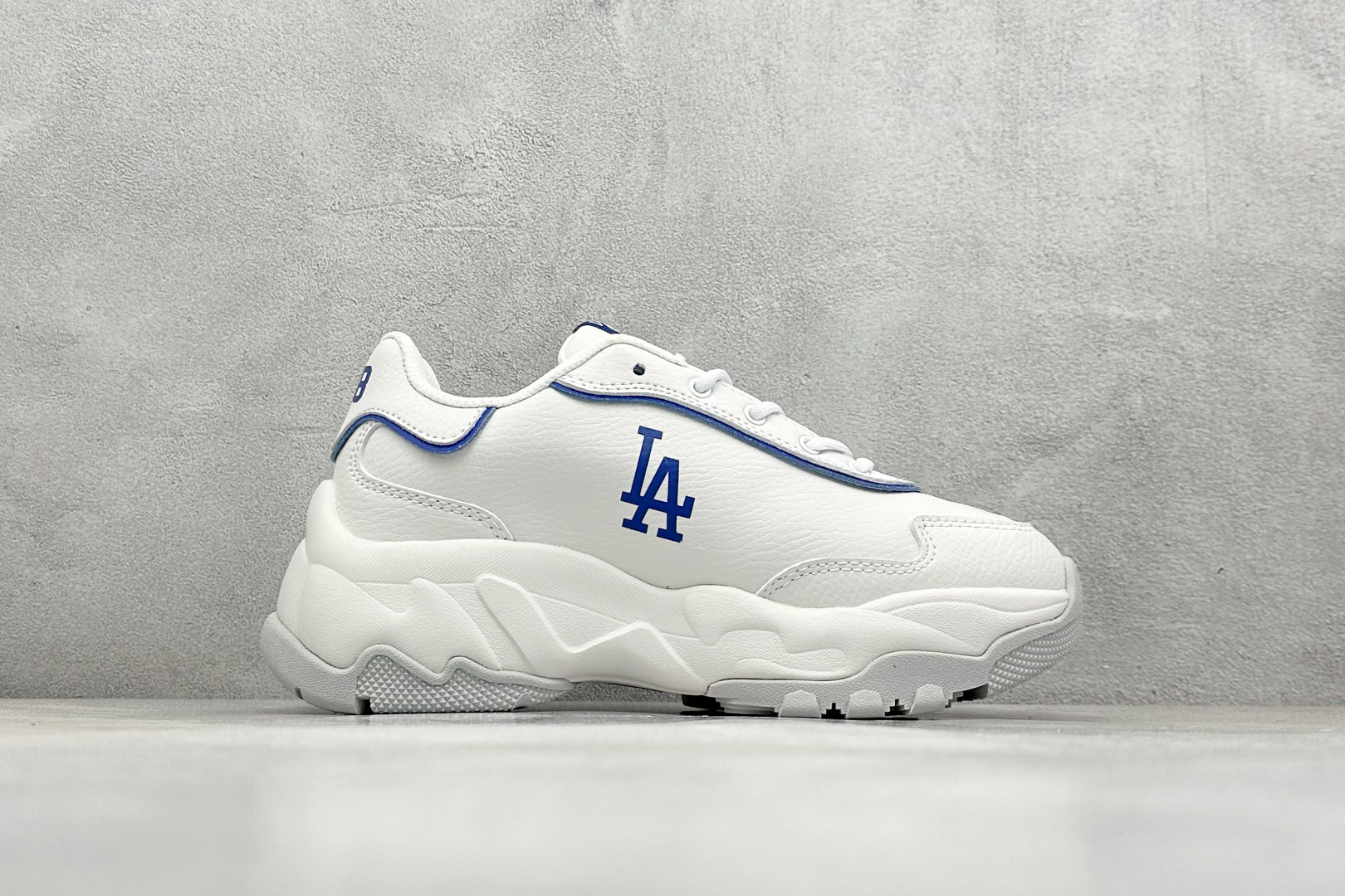  
MLB Chunky Dia Monogram  复古印花老爹鞋 
后跟加厚 呵护脚后跟 
立体保护
