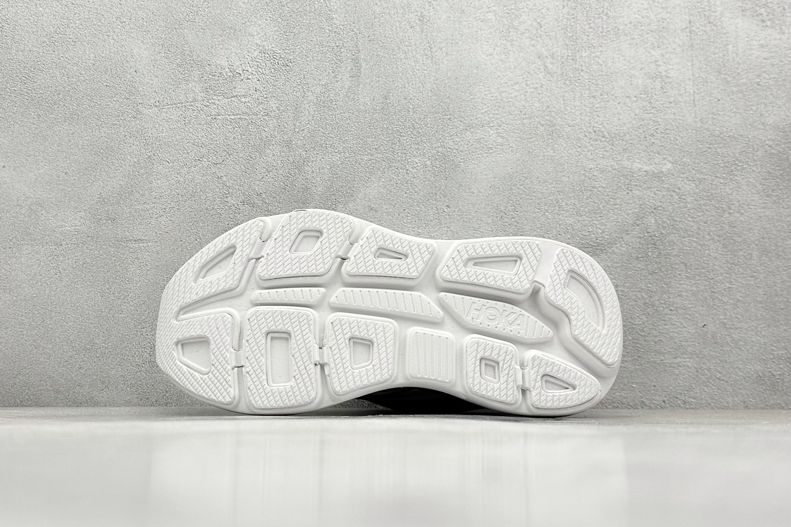 YH版 HOKA M CLIFTON 9 全新配色这个品牌来自于新西兰的毛利语,HOKA表示大地,O