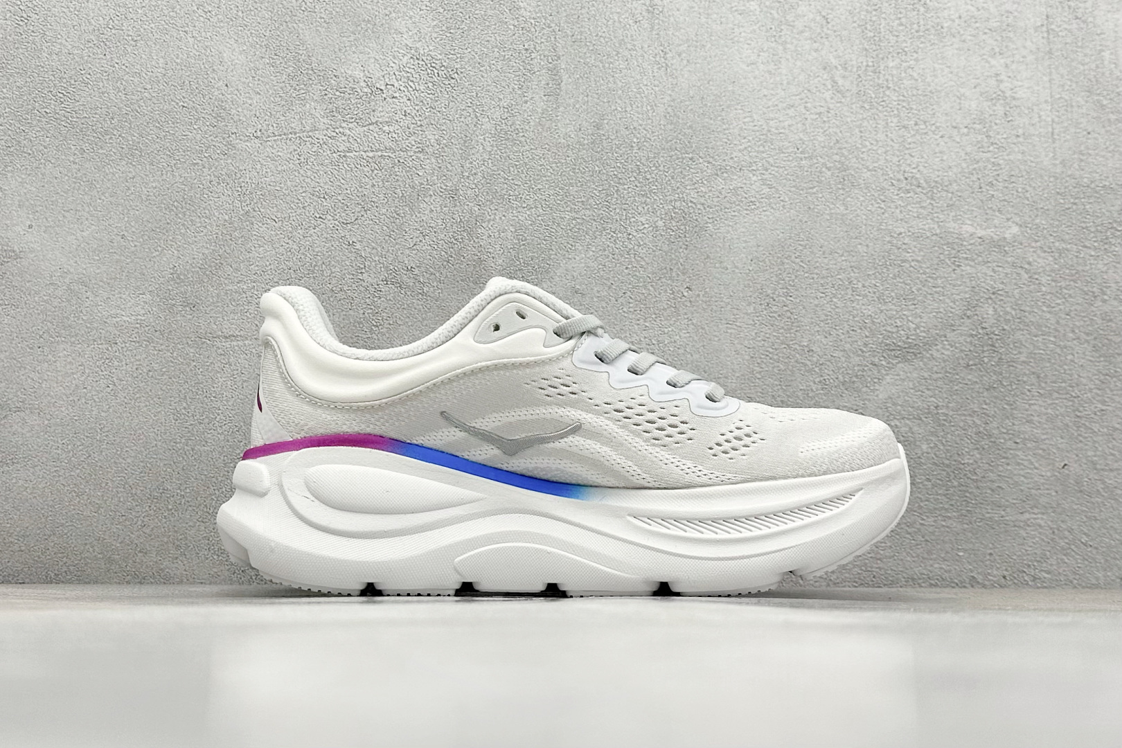YH版 HOKA M CLIFTON 9 全新配色这个品牌来自于新西兰的毛利语,HOKA表示大地,O