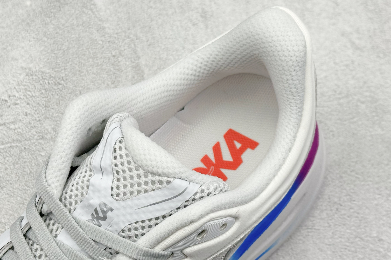 YH版 HOKA M CLIFTON 9 全新配色这个品牌来自于新西兰的毛利语,HOKA表示大地,O