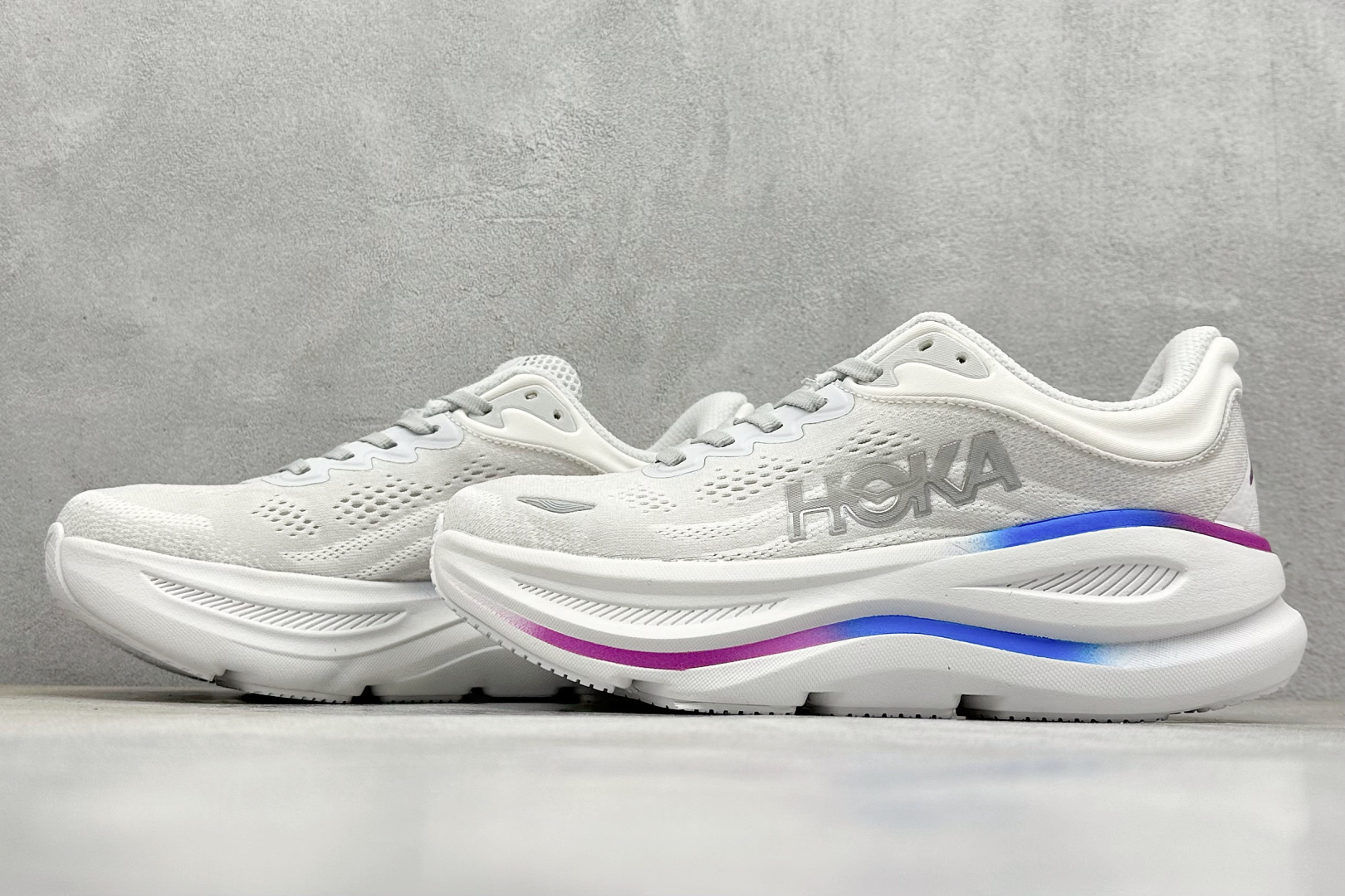 YH版 HOKA M CLIFTON 9 全新配色这个品牌来自于新西兰的毛利语,HOKA表示大地,O