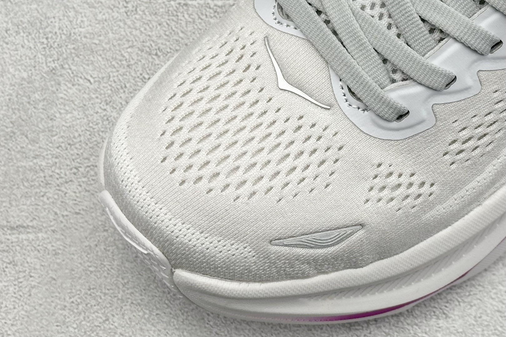 YH版 HOKA M CLIFTON 9 全新配色这个品牌来自于新西兰的毛利语,HOKA表示大地,O