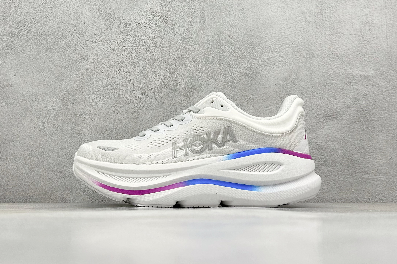 YH版 HOKA M CLIFTON 9 全新配色这个品牌来自于新西兰的毛利语,HOKA表示大地,O