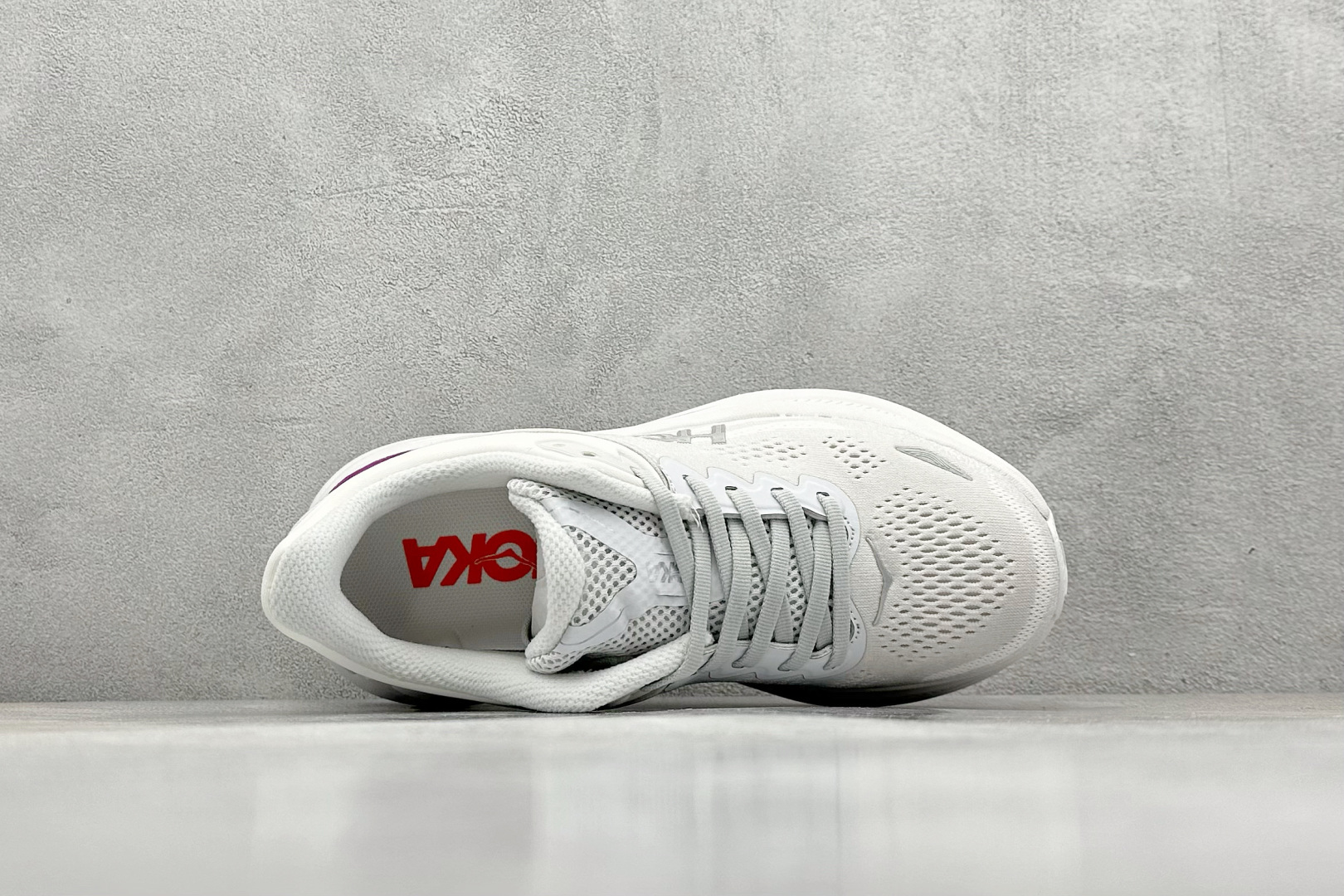 YH版 HOKA M CLIFTON 9 全新配色这个品牌来自于新西兰的毛利语,HOKA表示大地,O