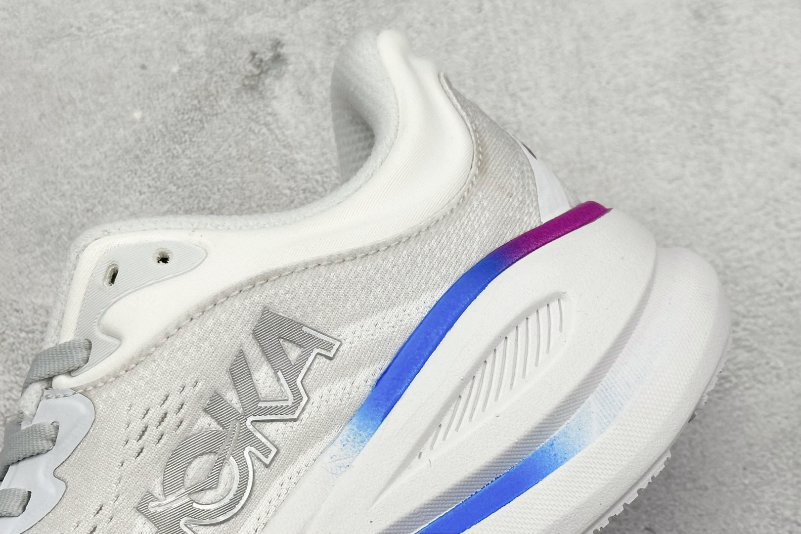 YH版 HOKA M CLIFTON 9 全新配色这个品牌来自于新西兰的毛利语,HOKA表示大地,O