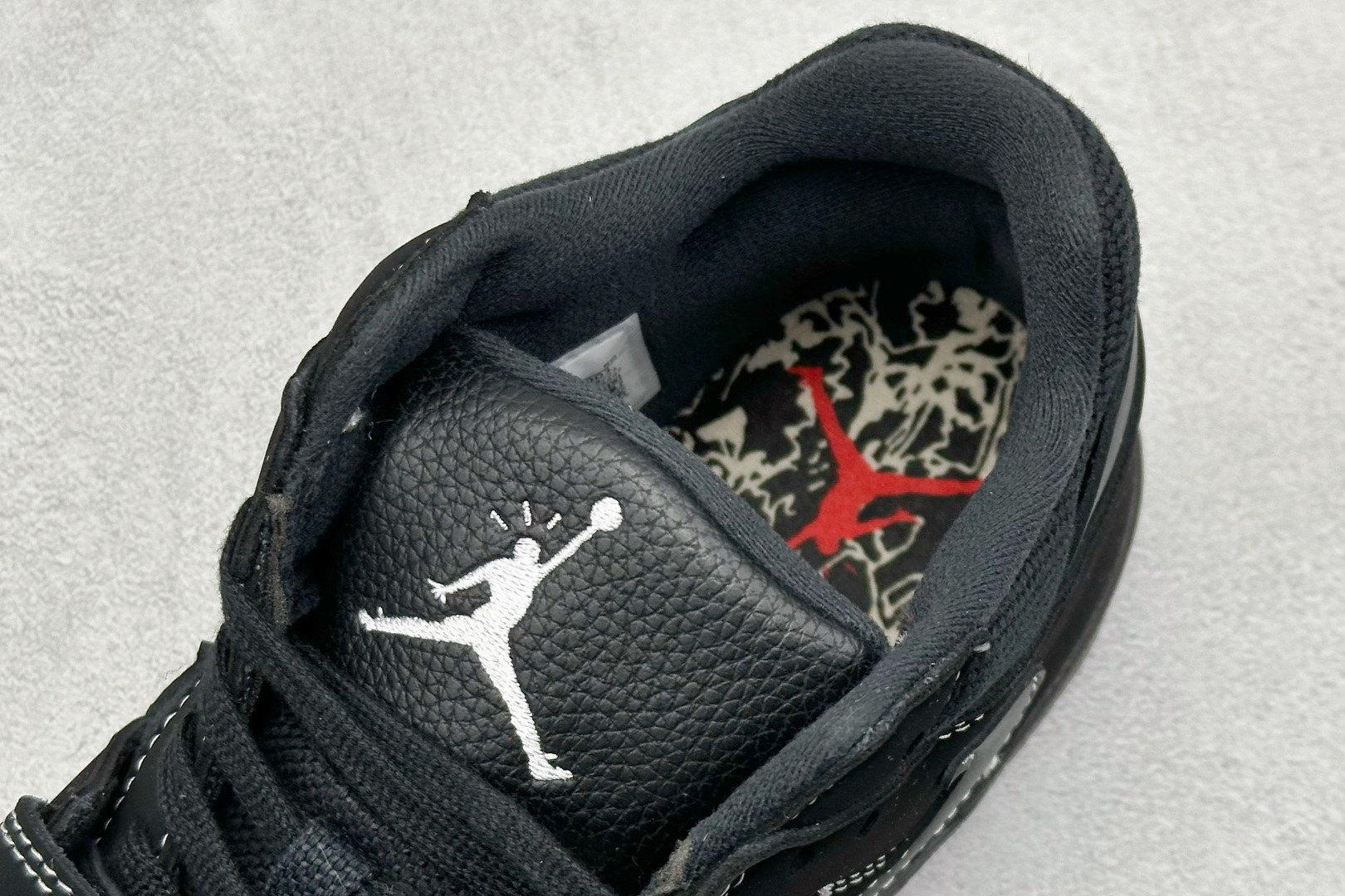  
Travis Scott x Jordan Cut The Check AJ1 
乔1倒勾魔术贴 时