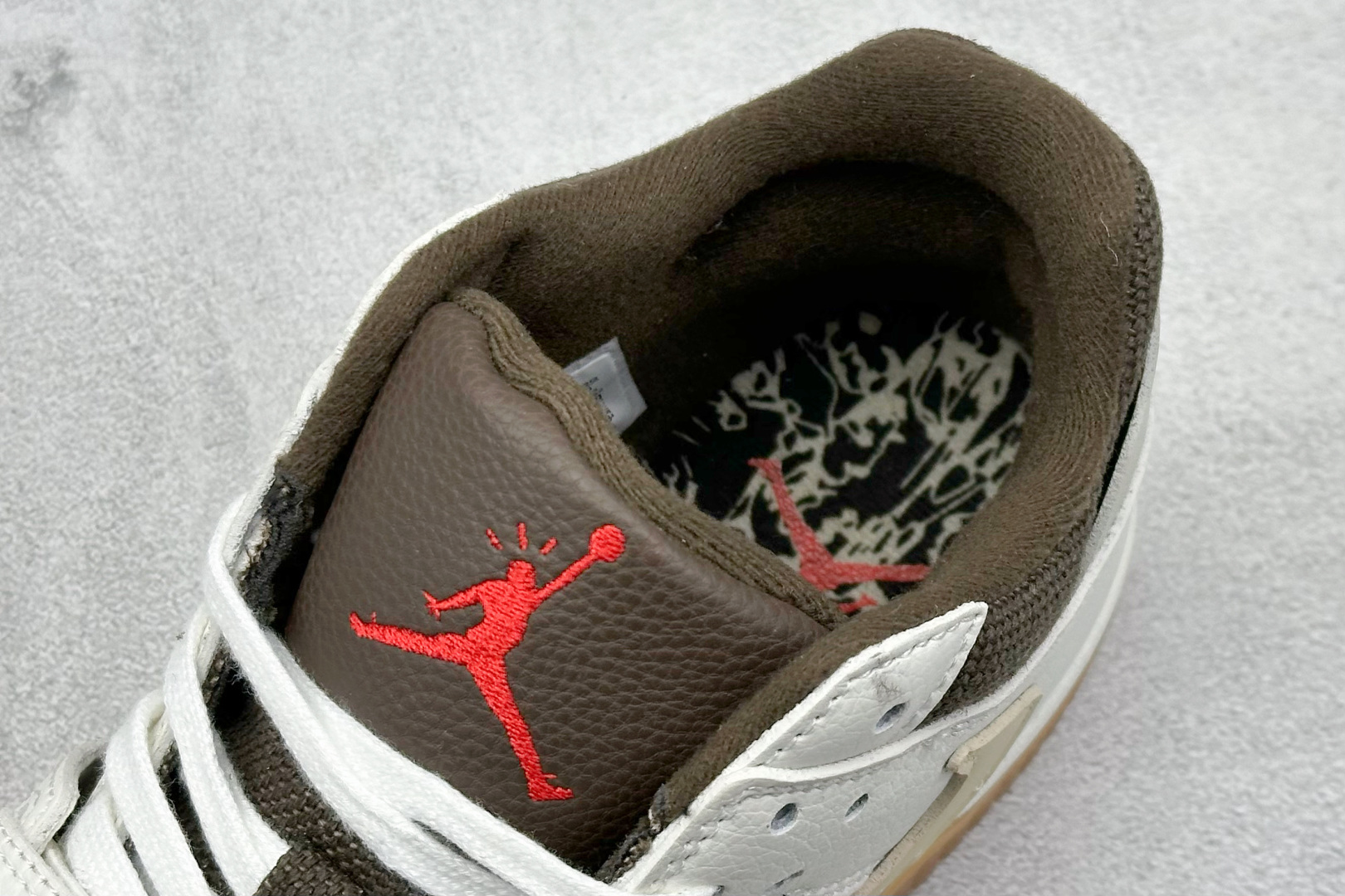  
Travis Scott x Jordan Cut The Check AJ1 
乔1倒勾魔术贴 时