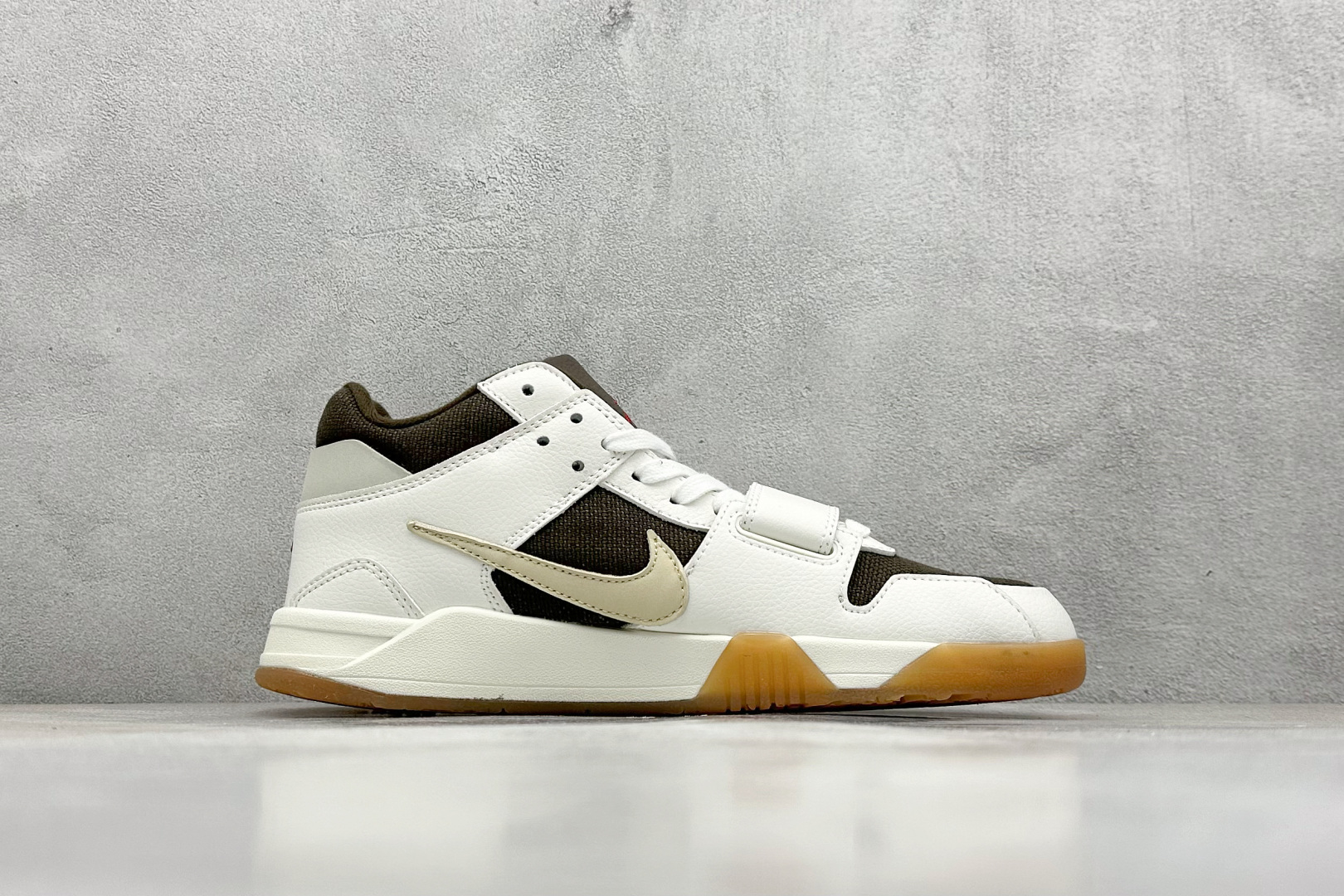  
Travis Scott x Jordan Cut The Check AJ1 
乔1倒勾魔术贴 时