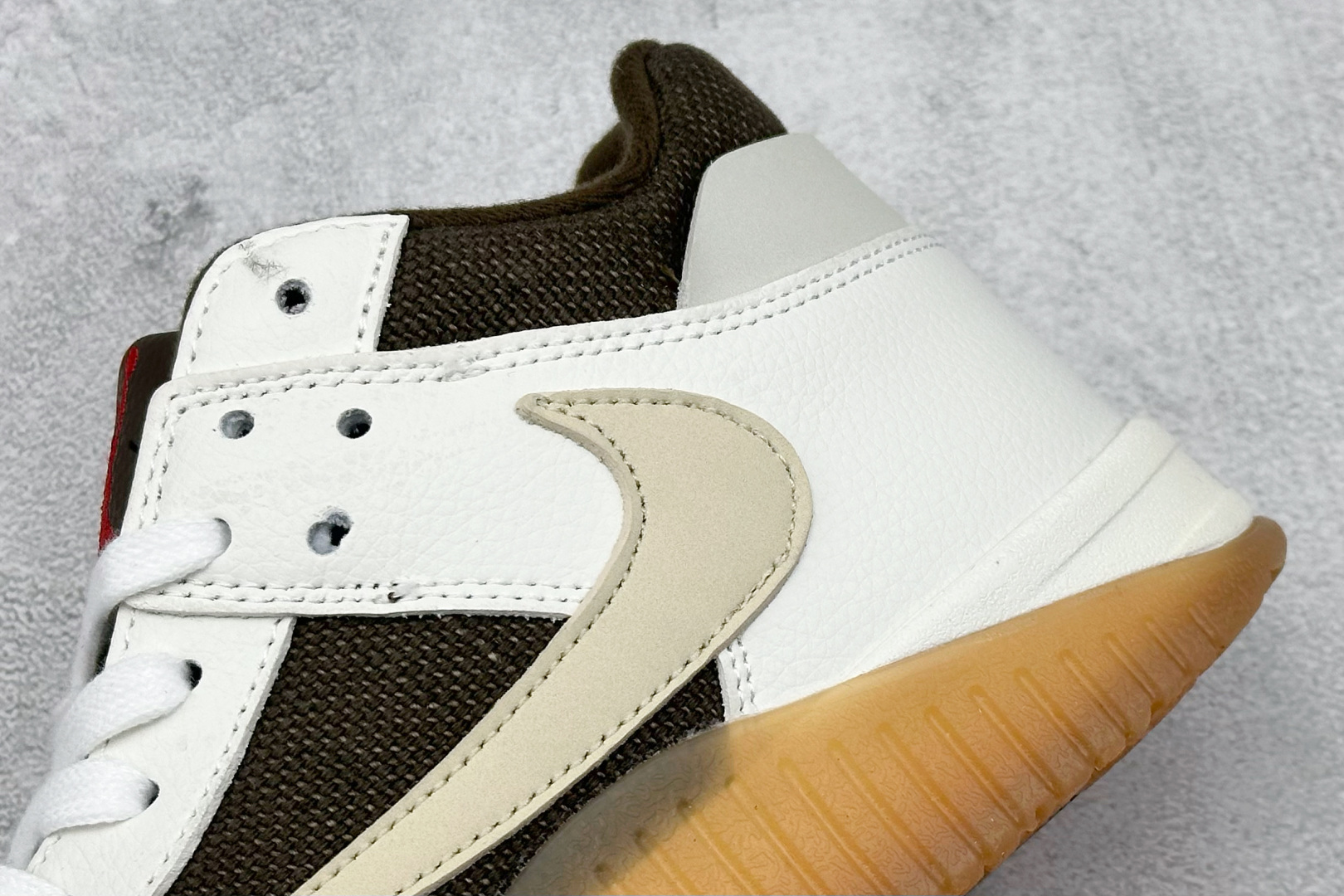 
Travis Scott x Jordan Cut The Check AJ1 
乔1倒勾魔术贴 时