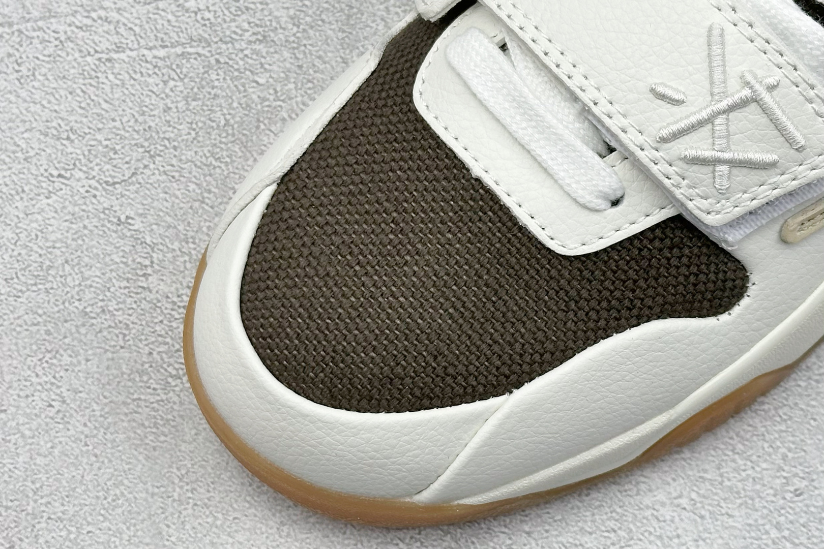  
Travis Scott x Jordan Cut The Check AJ1 
乔1倒勾魔术贴 时