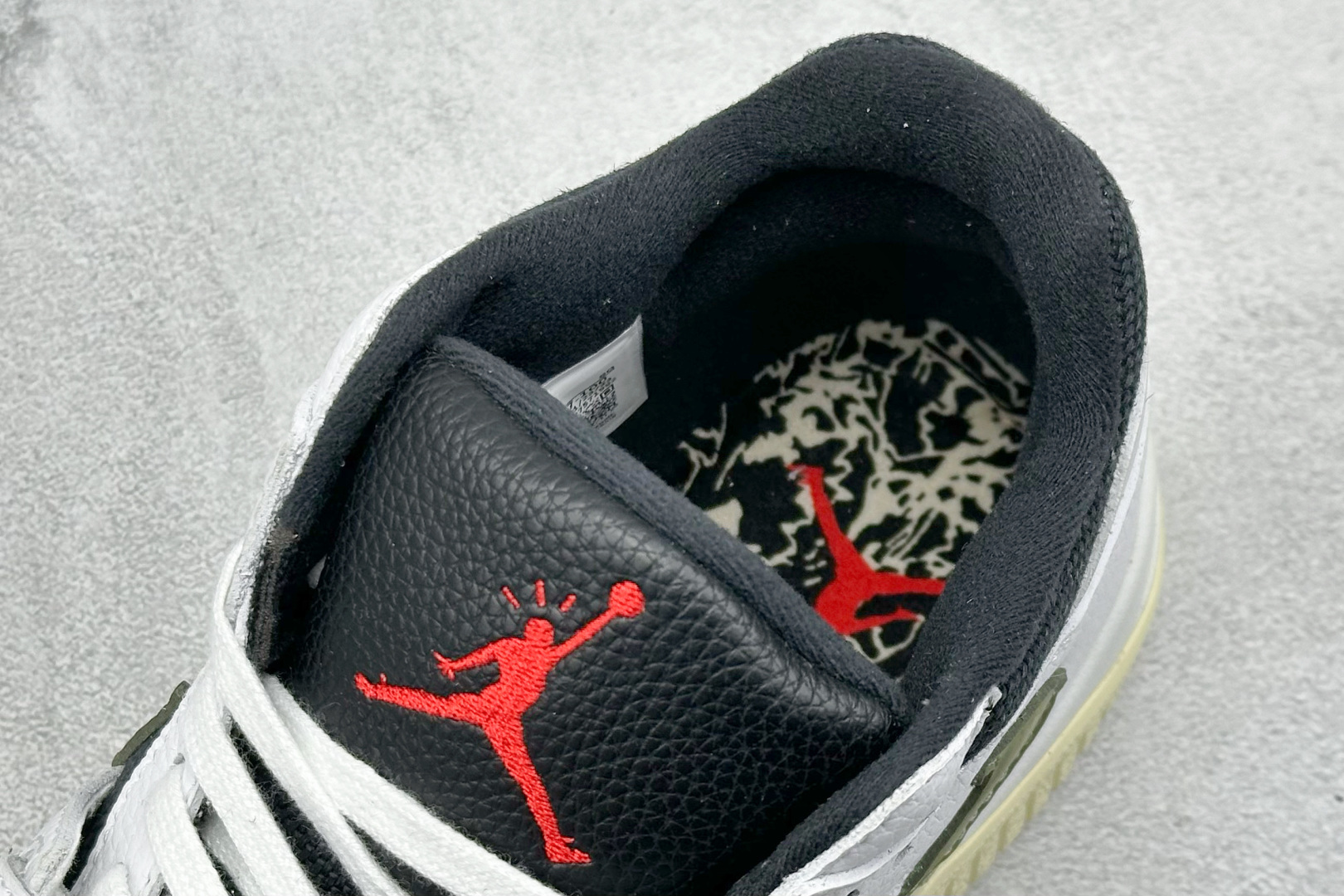  
Travis Scott x Jordan Cut The Check AJ1 
乔1倒勾魔术贴 时