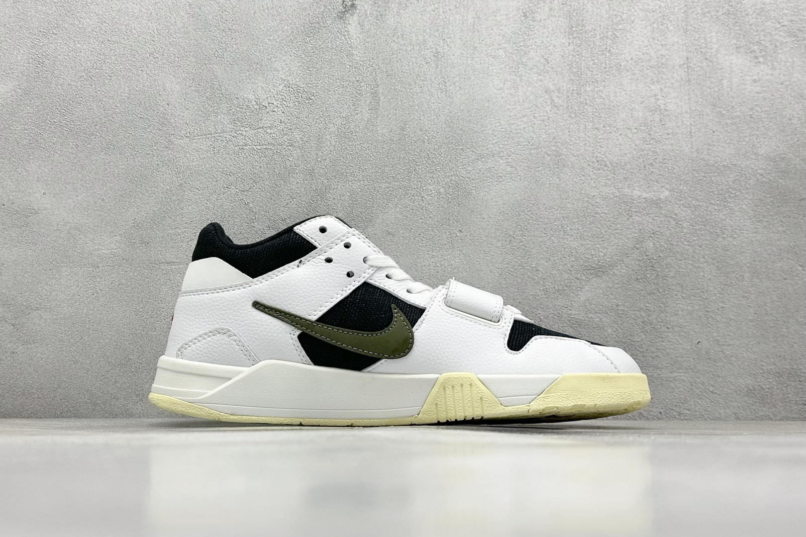  
Travis Scott x Jordan Cut The Check AJ1 
乔1倒勾魔术贴 时