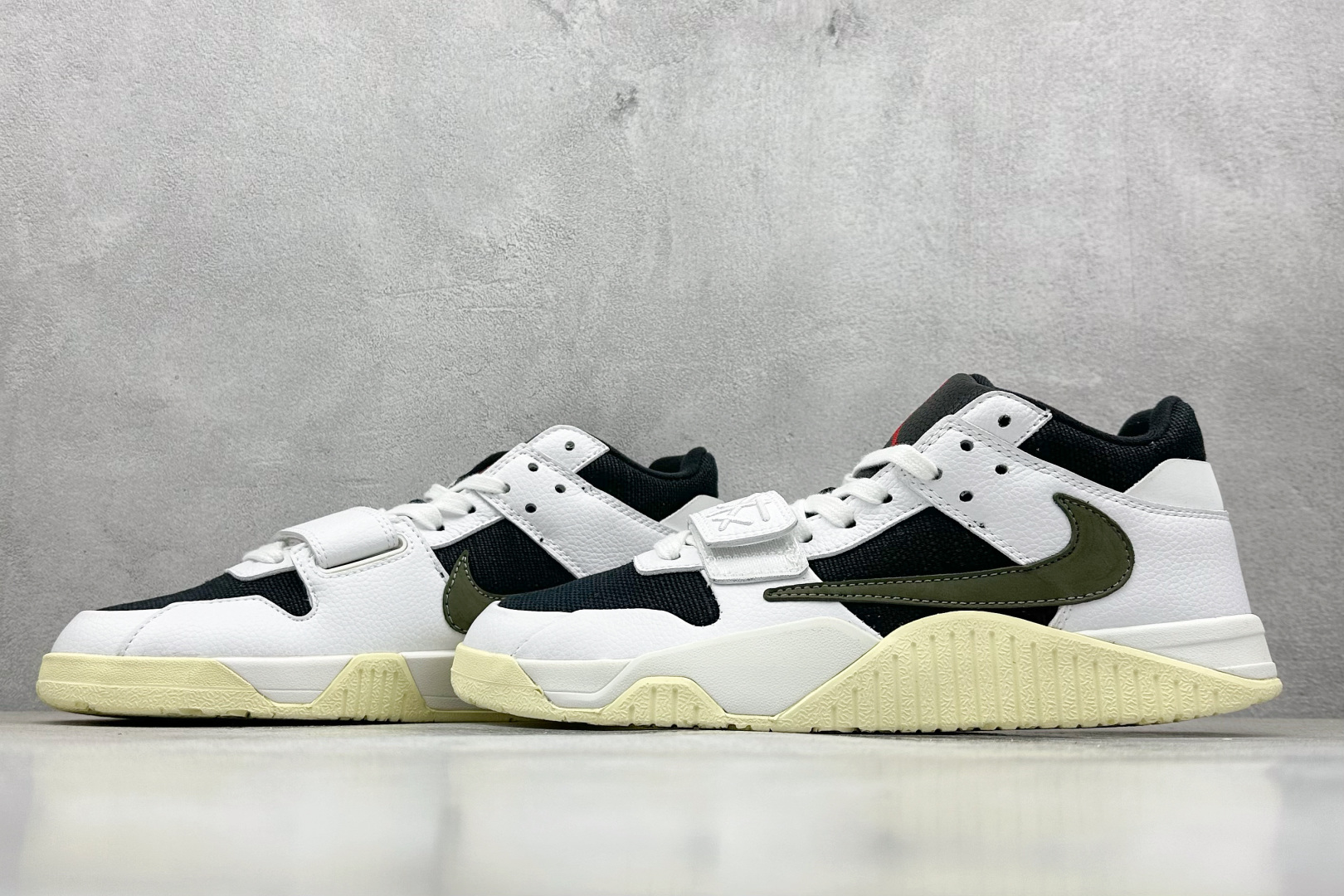  
Travis Scott x Jordan Cut The Check AJ1 
乔1倒勾魔术贴 时