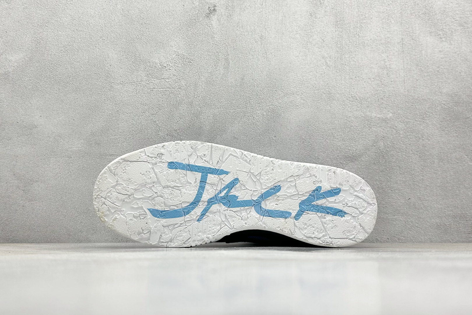  
Travis Scott x Jordan Cut The Check AJ1 
乔1倒勾魔术贴 时
