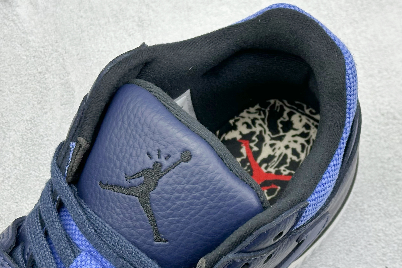  
Travis Scott x Jordan Cut The Check AJ1 
乔1倒勾魔术贴 时