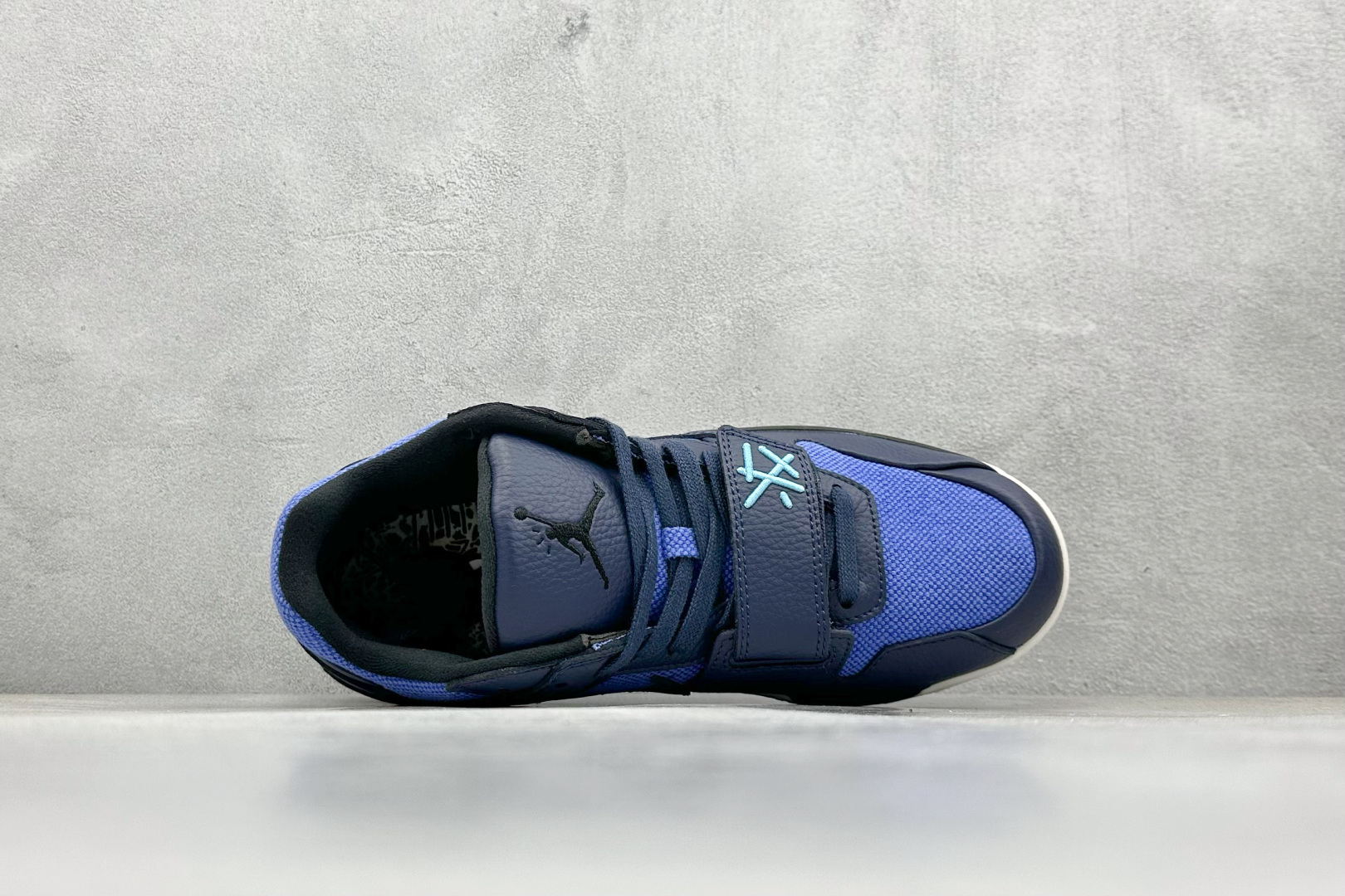  
Travis Scott x Jordan Cut The Check AJ1 
乔1倒勾魔术贴 时