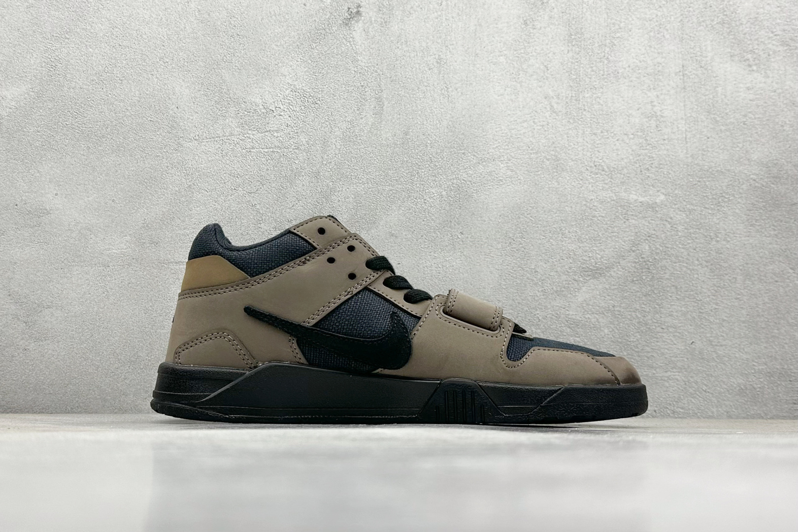  
Travis Scott x Jordan Cut The Check AJ1 
乔1倒勾魔术贴 时