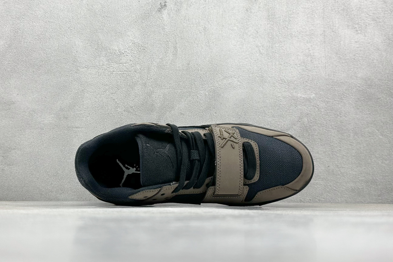  
Travis Scott x Jordan Cut The Check AJ1 
乔1倒勾魔术贴 时