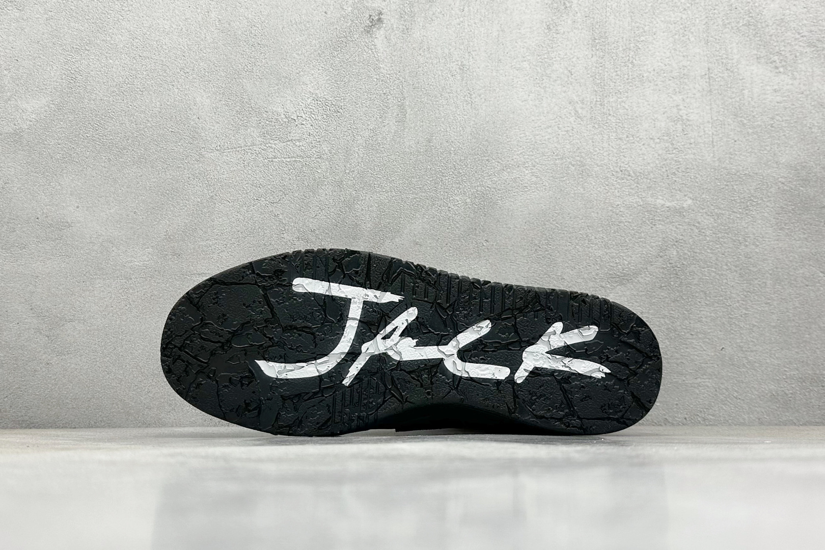  
Travis Scott x Jordan Cut The Check AJ1 
乔1倒勾魔术贴 时