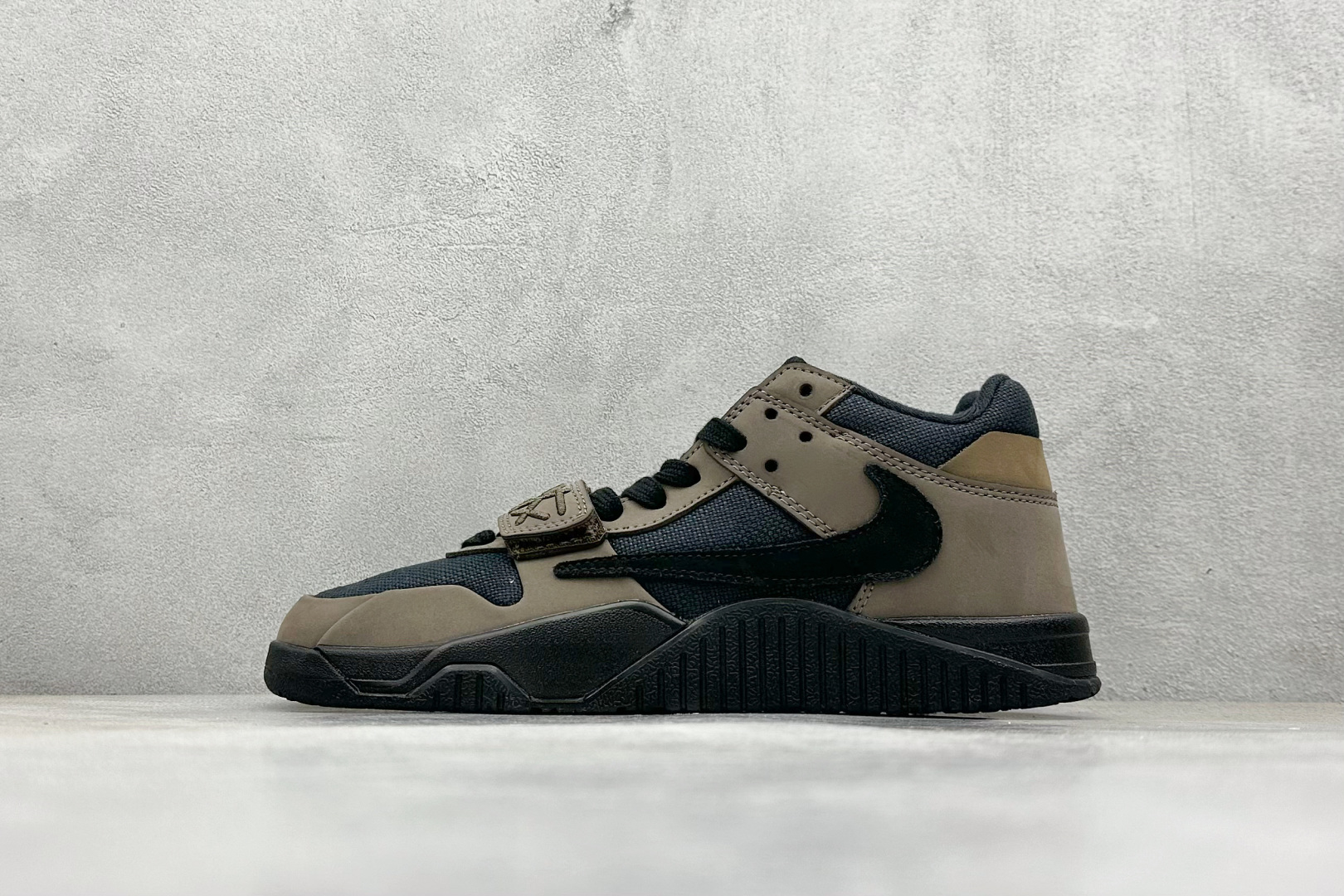  
Travis Scott x Jordan Cut The Check AJ1 
乔1倒勾魔术贴 时