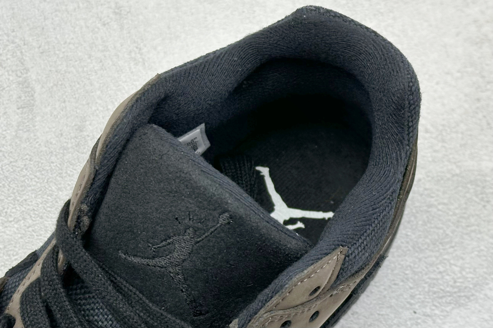 
Travis Scott x Jordan Cut The Check AJ1 
乔1倒勾魔术贴 时