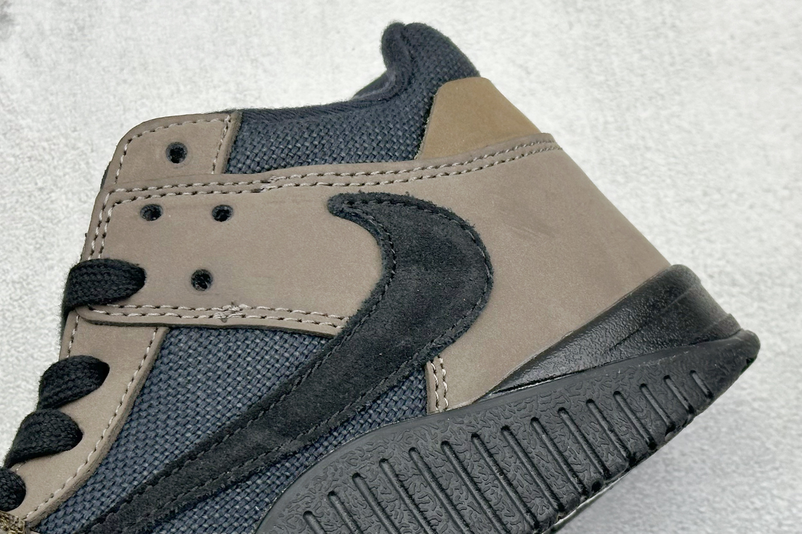  
Travis Scott x Jordan Cut The Check AJ1 
乔1倒勾魔术贴 时