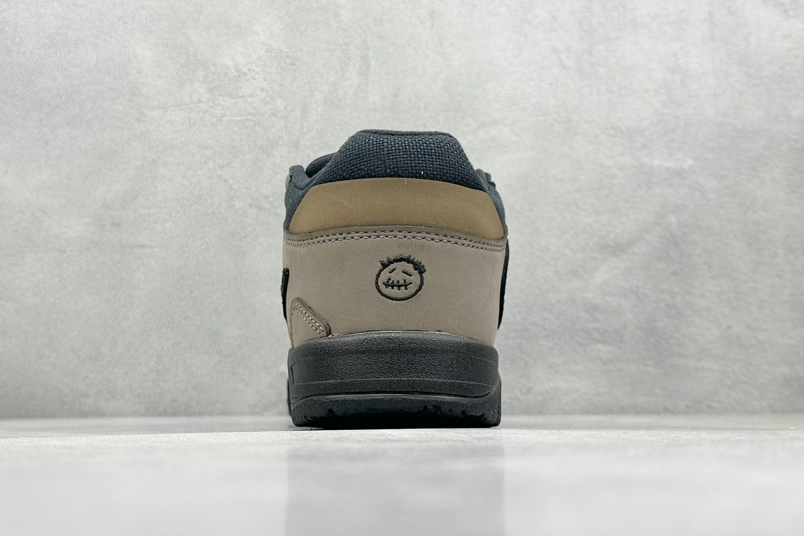  
Travis Scott x Jordan Cut The Check AJ1 
乔1倒勾魔术贴 时