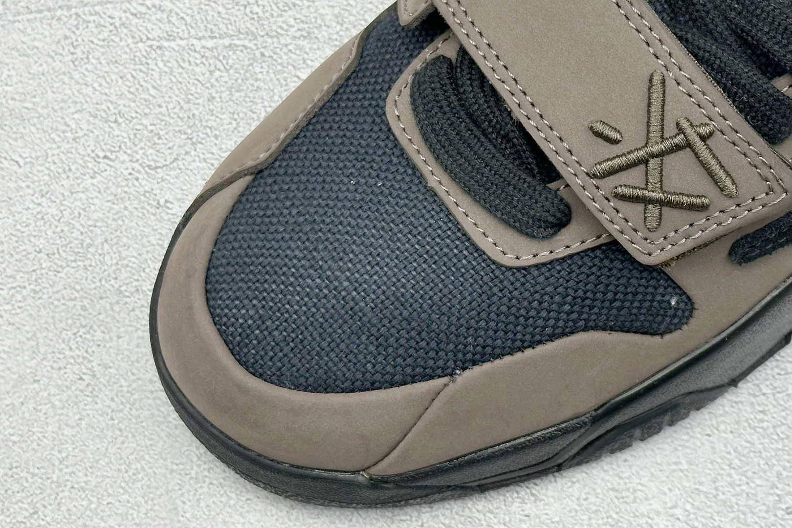 
Travis Scott x Jordan Cut The Check AJ1 
乔1倒勾魔术贴 时