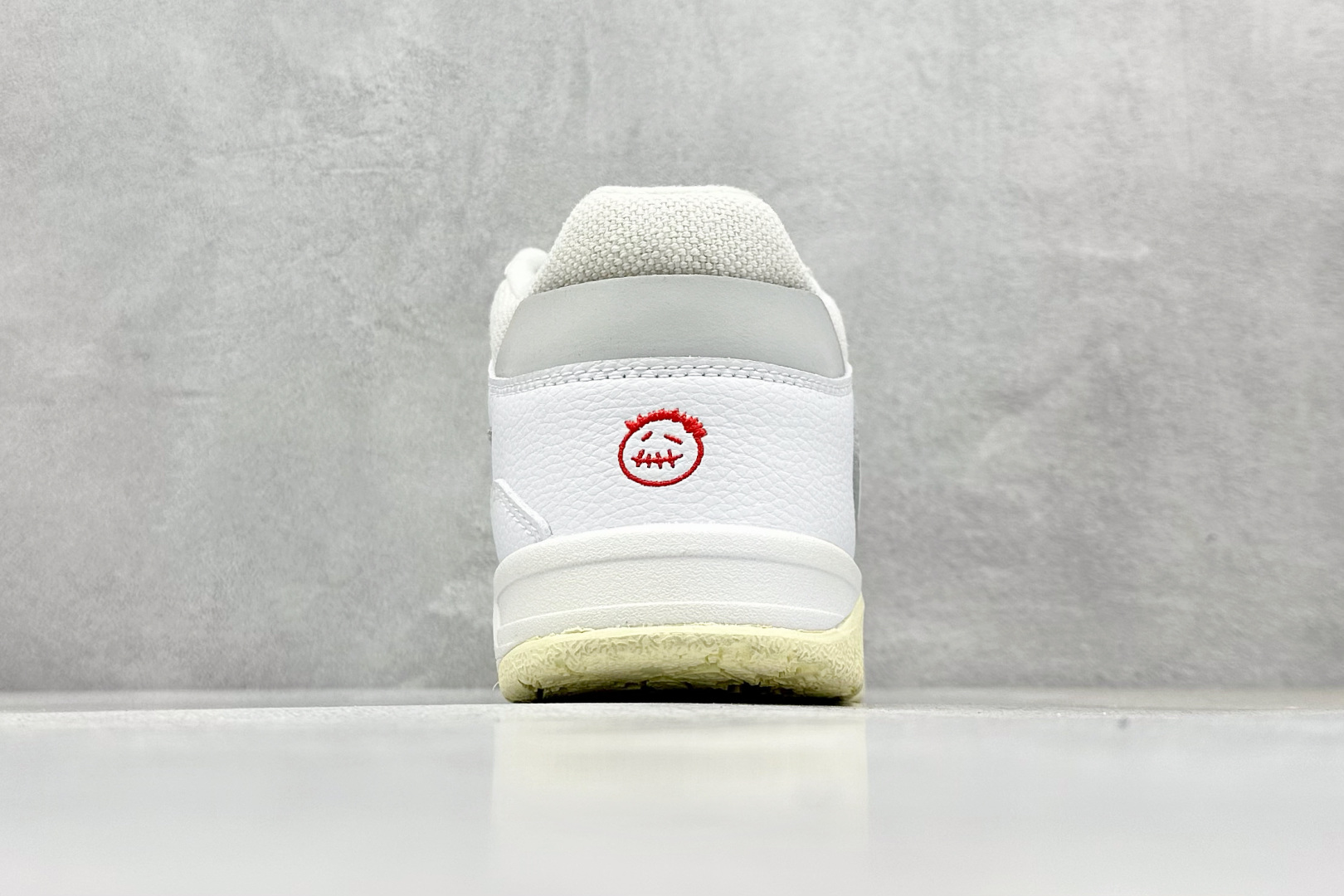  
Travis Scott x Jordan Cut The Check AJ1 
乔1倒勾魔术贴 时