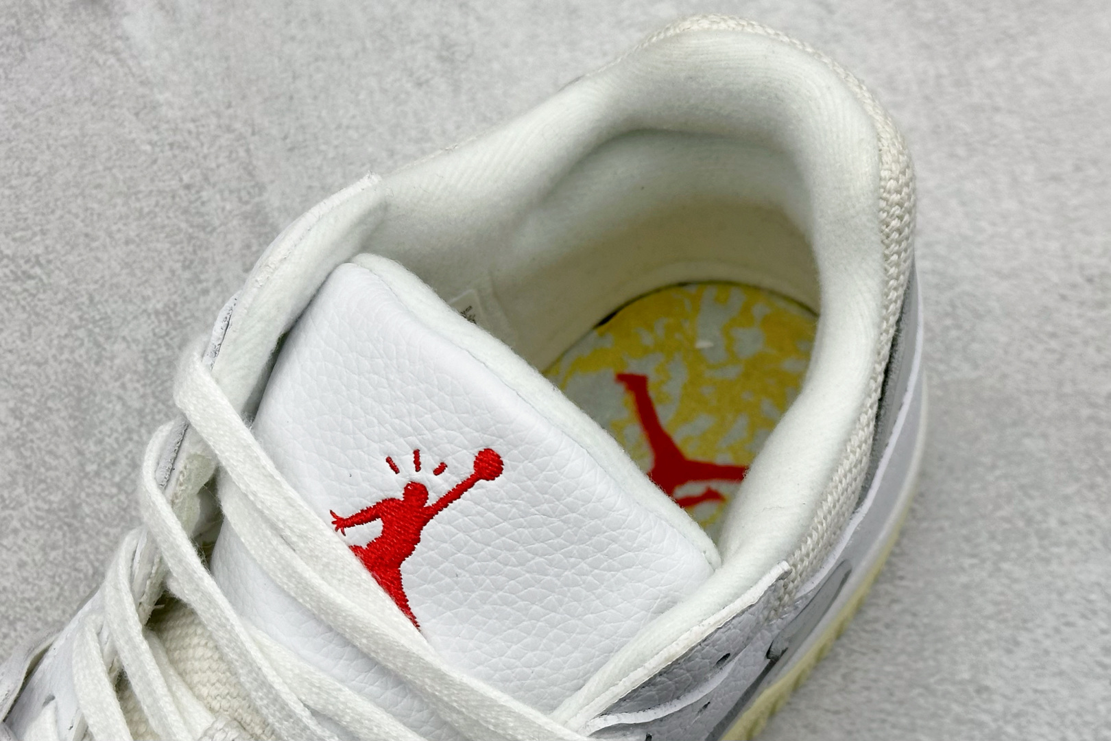  
Travis Scott x Jordan Cut The Check AJ1 
乔1倒勾魔术贴 时
