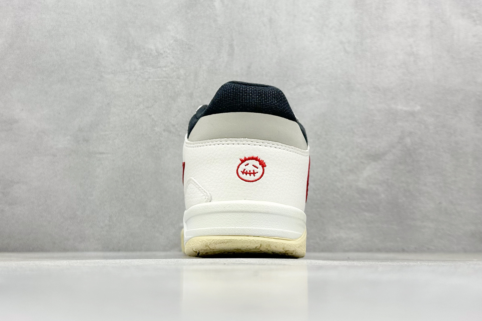 
Travis Scott x Jordan Cut The Check AJ1 
乔1倒勾魔术贴 时