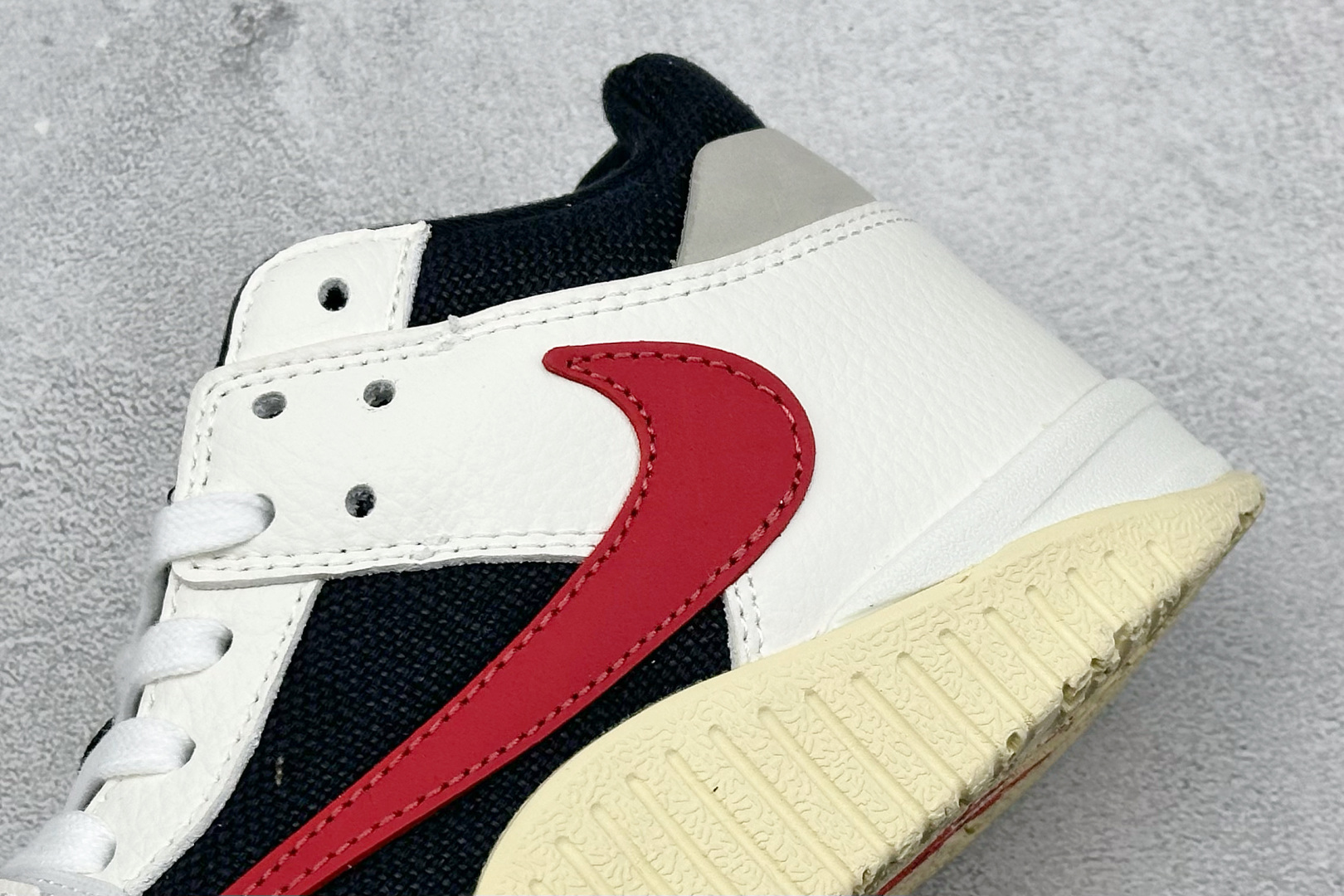  
Travis Scott x Jordan Cut The Check AJ1 
乔1倒勾魔术贴 时
