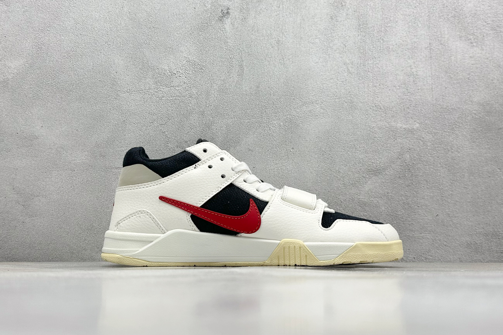  
Travis Scott x Jordan Cut The Check AJ1 
乔1倒勾魔术贴 时