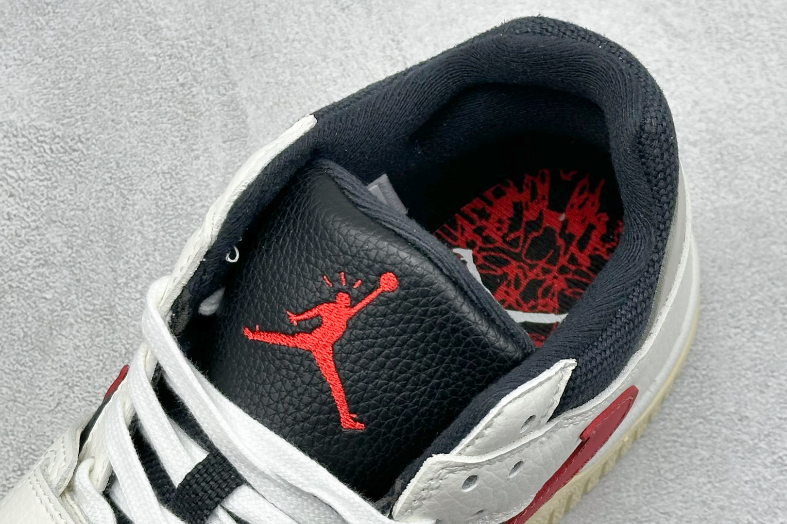  
Travis Scott x Jordan Cut The Check AJ1 
乔1倒勾魔术贴 时