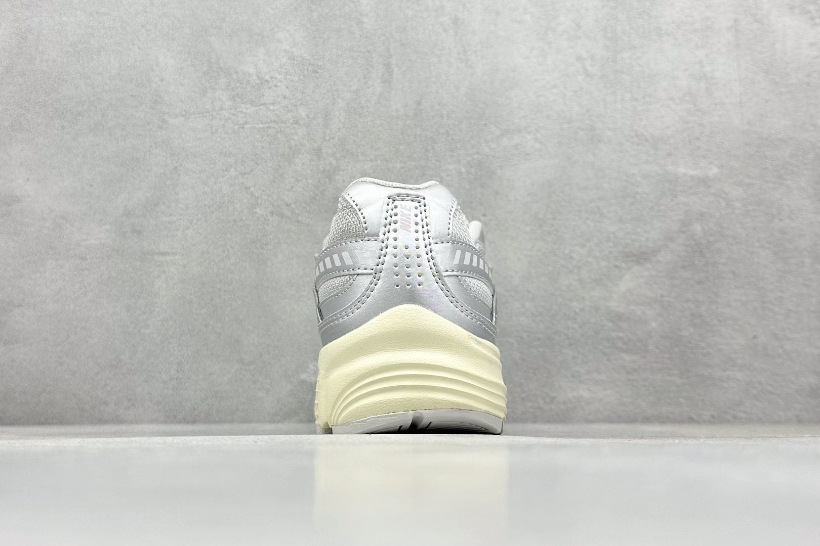  
Nike Initiator Running 耐克INS
超火复古老爹跑鞋 
耐克 P-6000老爹