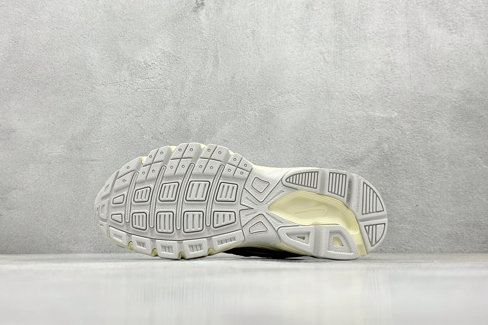  
Nike Initiator Running 耐克INS
超火复古老爹跑鞋 
耐克 P-6000老爹