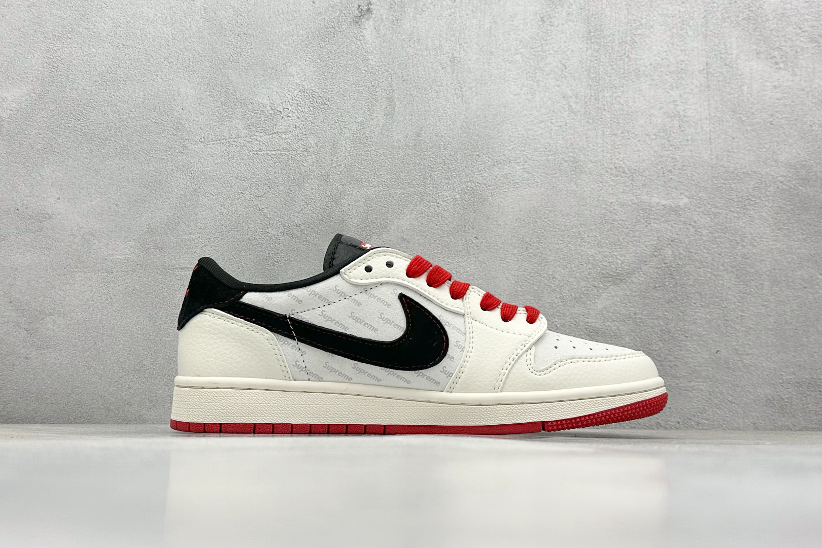 Travis Scott x Nike Air Jordan 1 Low x Supreme
Air
